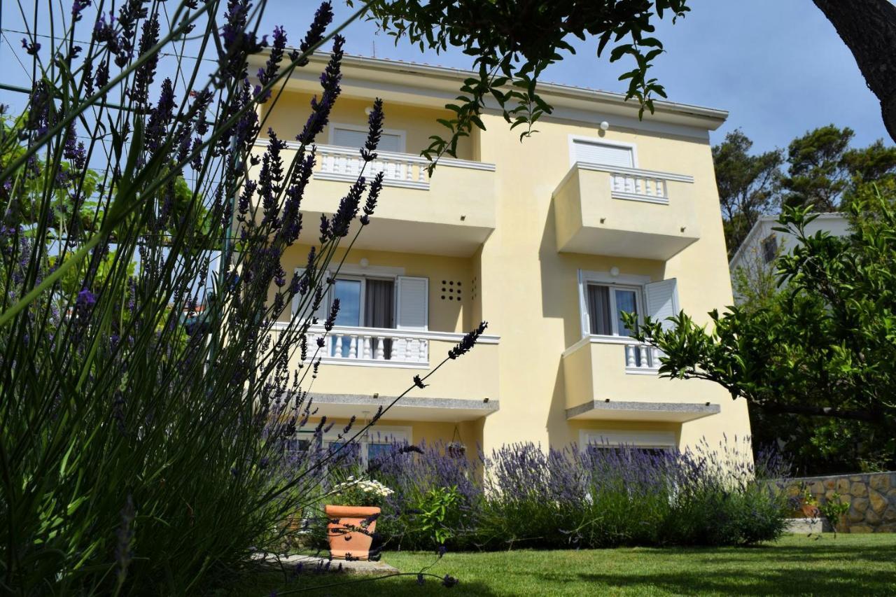 Apartments With A Parking Space Rab - 12383 Banjol Esterno foto